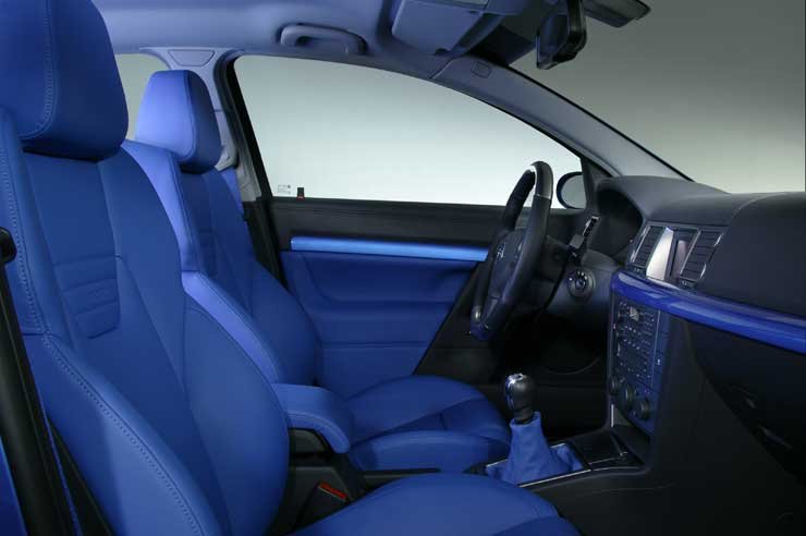 Nagyon kék a beltér, ami önmagában erősnek tűnik, de a feltűnést garantálja