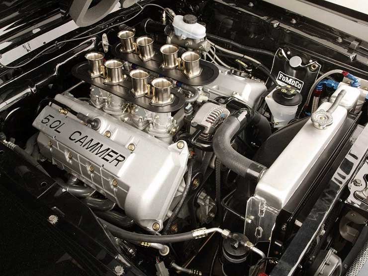 A Mustang motorja karburátoros, az FR-é pedig injektoros, kompresszorral
