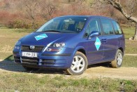 A Fiat harmadikként jelent meg a magyar piacon a Peugeot 807 és a Citroën C8 után. A Lancia Phedra nem kapható itthon