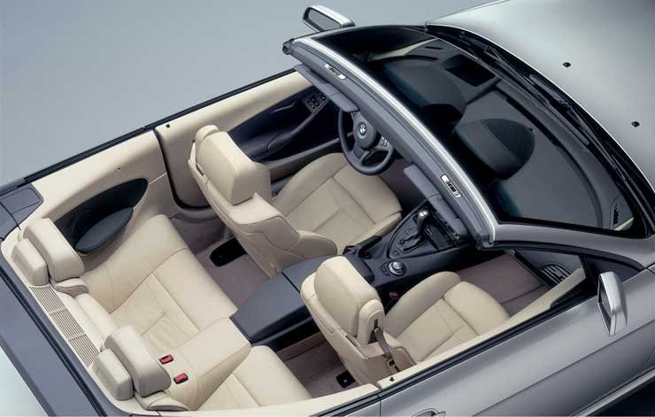 Igazából ketten, elméletileg négyen férnek el az autóban