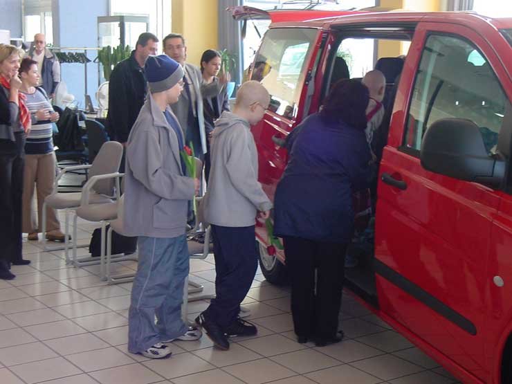 Az Együtt a daganatos gyermekekért alapítvány vehette birtokba az első Vitot 