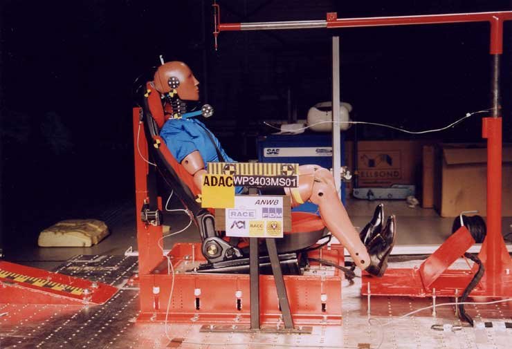 A Smart és a Yaris üléseiben biztonságban vannak az utasok ráfutásos balesetben