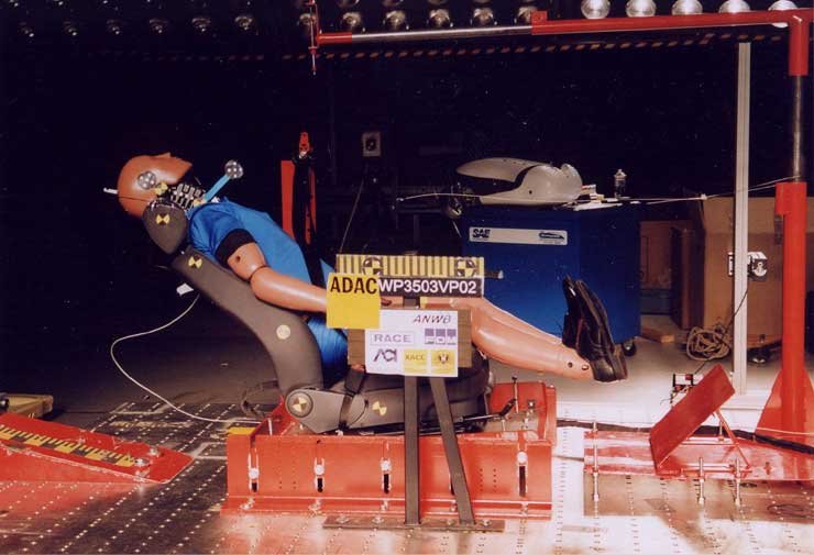 A legtöbb kisautó nem nyújt kielégítő védelmet ráfutásos ütközésnél. A képen a Ford Fiesta ülése van, de itt állhatna a Puntóé, a Polóé vagy a Micráé is