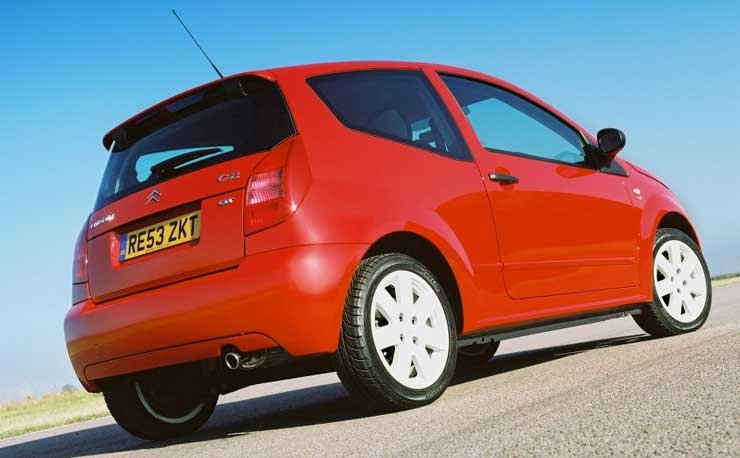 7910_73355_1000x700.jpg | Vezess | Vezess Egy hátsó szárny, új könnyűfém felnik, és a küszöbspoilerek hiányáról ismerhető fel a GT