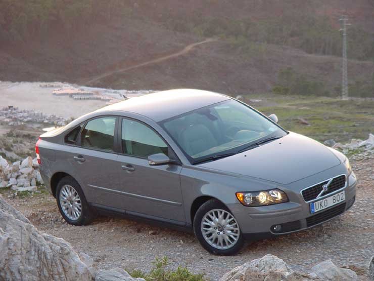 Az új S40-es 5 centivel rövidebb elődjénél, viszont nőtt széltében és magasságban is