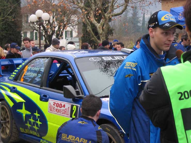 Mikko Hirvonen feladni kényszerült a versenyt egy kézifékes kanyar után