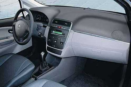 Ott maradnak a műszerek, ahová valók, tehát a vezető előtt