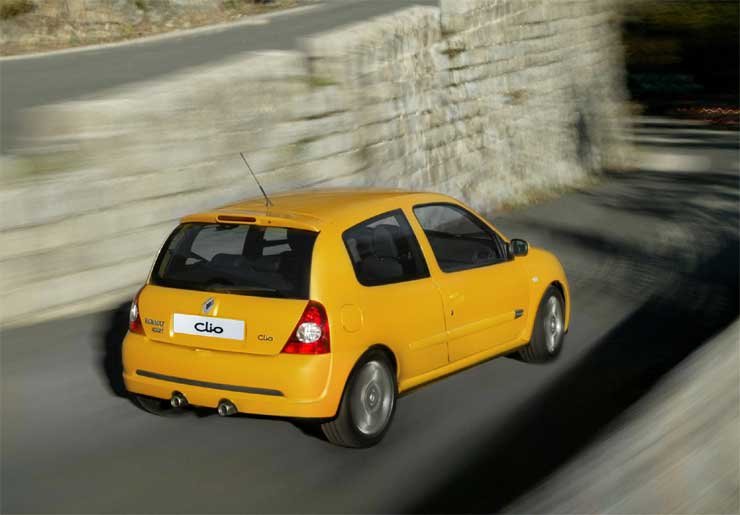 7758_72555_1000x700.jpg | Vezess | Vezess A két különálló kipufogóvég elárulja, hogy ez egy erősebb Clio. A felnik 16 colosak és magnézium színűek