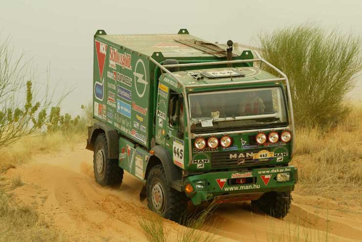 7772_72635_1000x700.jpg | Vezess | Vezess A Darázsi Zsolt, Hajnal Károly, Tagai Róbert trió az első magyar kamionos trió, amely teljesítette a Dakar távját
