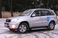 Bár macsós terepjárónak látszik, mégis könnyen használható női autó a RAV4