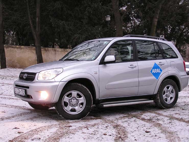 Bár macsós terepjárónak látszik, mégis könnyen használható női autó a RAV4