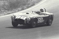 1962-ben a Riverside Grand Prix-n idult elöször versenyen az AC Cobra. A képen ez az autó látható