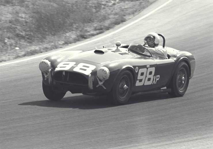 1962-ben a Riverside Grand Prix-n idult elöször versenyen az AC Cobra. A képen ez az autó látható