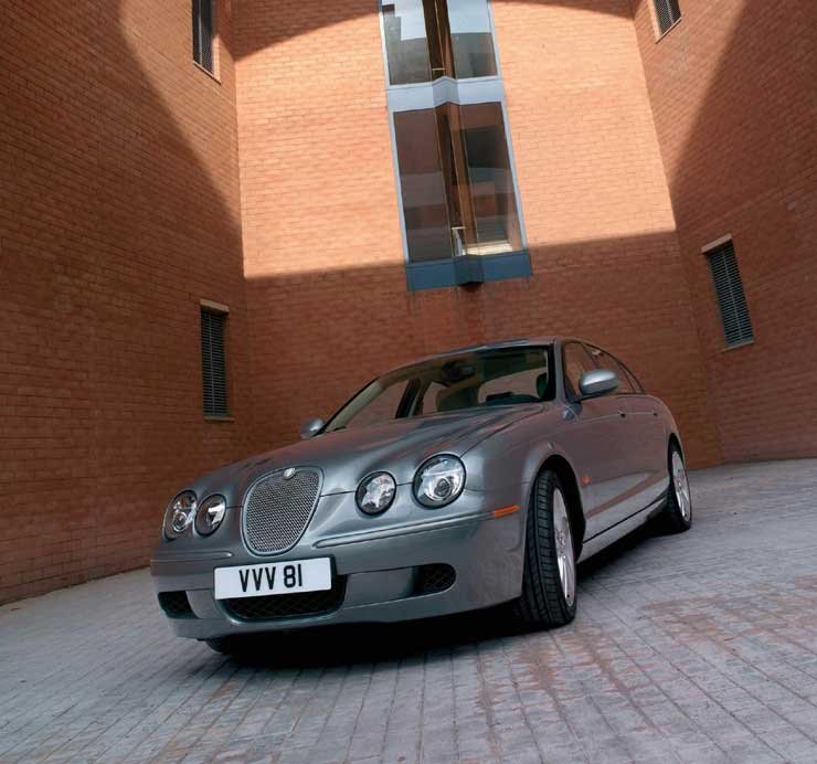 A minimális külső és belső változások mellett a futóművet is tovább finomították