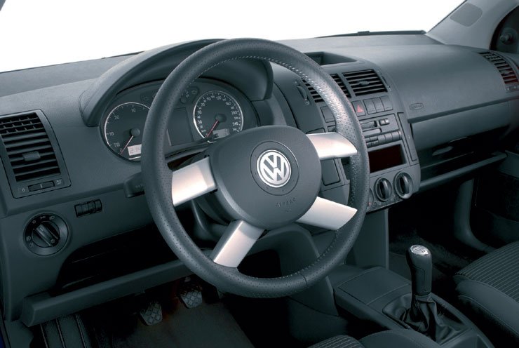 Marad négyküllős a kormány, de fémmel díszítik