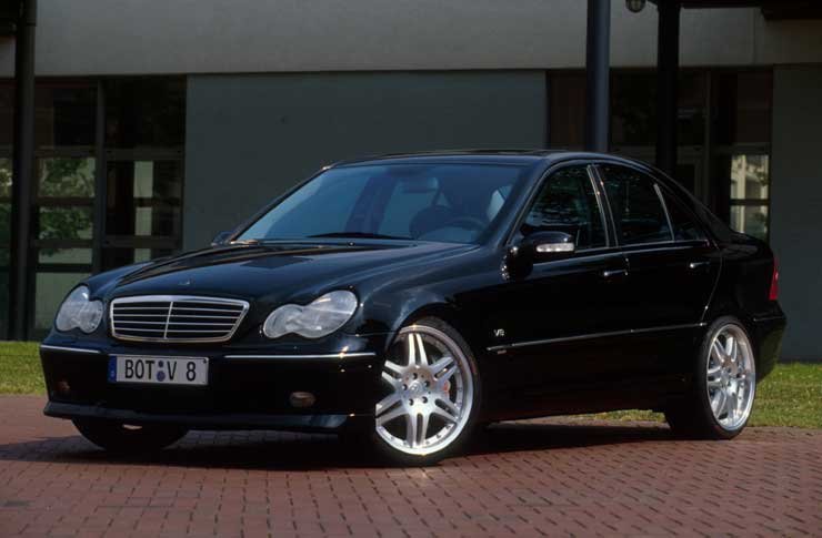 A C-osztály 4,5, míg az SLK 4,3 másodperc alatt gyorsul százra a Brabus erőművel