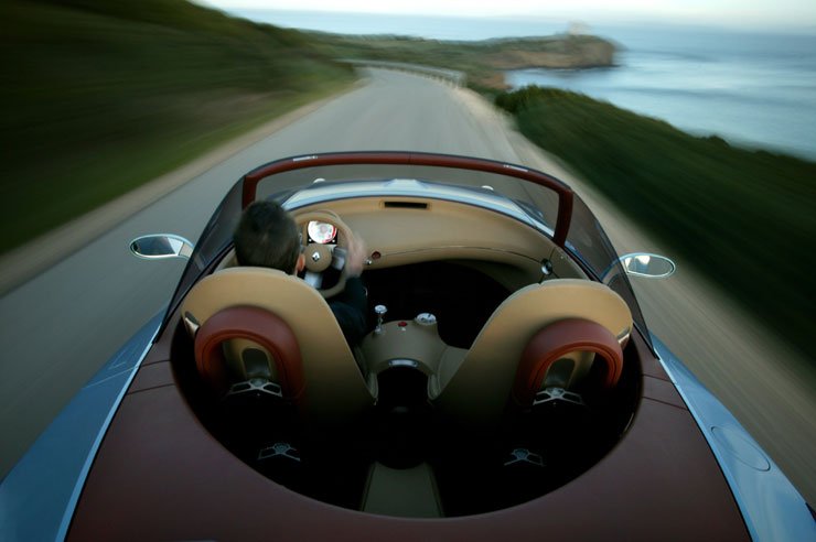 Egyszerűnek tűnik a műszerfal, pedig navigációs rendszer is van az autóban