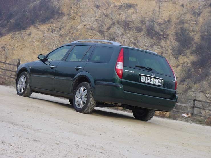 Egyetlen ponttal maradt le a Mondeo az Alfa 147 mögött az Év Autója 2001 választáson. Nem változtak a Mondeo erősségei és gyenge pontjai a modellfrissítéssel, a futómű továbbra is kiváló