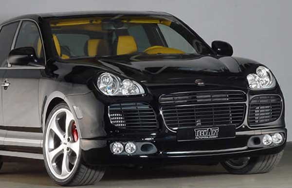 295/30 R22-es Continental SportContact gumikon gördül a TechArt Cayenne