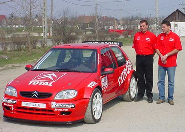 Késik Bútorék C2-ese, így az első futamon még Saxóval indulnak