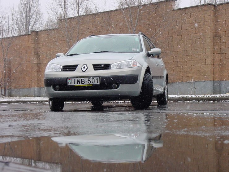 Négy személlyel, teli csomagtartóval 8,3 liter volt a fogyasztás autópályán, de csak nyugati üzemanyaggal, az itthon tankolttal 9,3