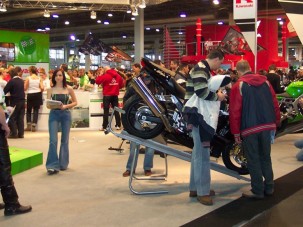 Balhé a budapesti motorkiállításon