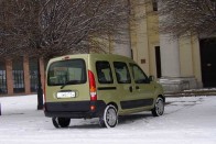 Csak a jobb oldalra jár tolóajtó a Funky modellhez, a hátsó ablakokat nem lehet kinyitni, nincs hátul szőnyeg és lehúzófület sem találtunk a csomagtérfedélen