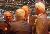 Három híresség: szemben bal oldalt Herbert Demel a Fiat Auto, középen Carl-Peter Forster az Opel elnöke. Az ősz úr maga Bob Lutz, a GM Europe vezetője