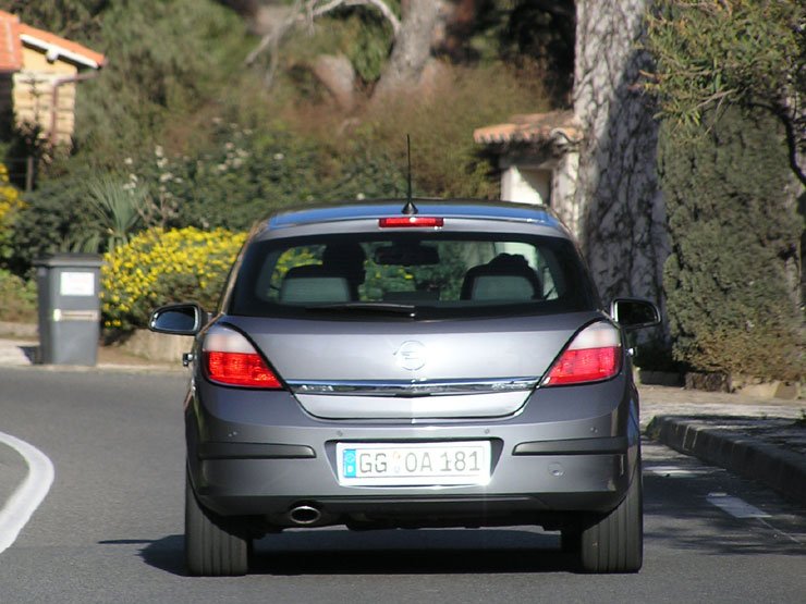 A motorháztető közepén megfigyelhető függőleges törésvonal több helyen is visszatér, például a csomagtartón és a középkonzol közepén
