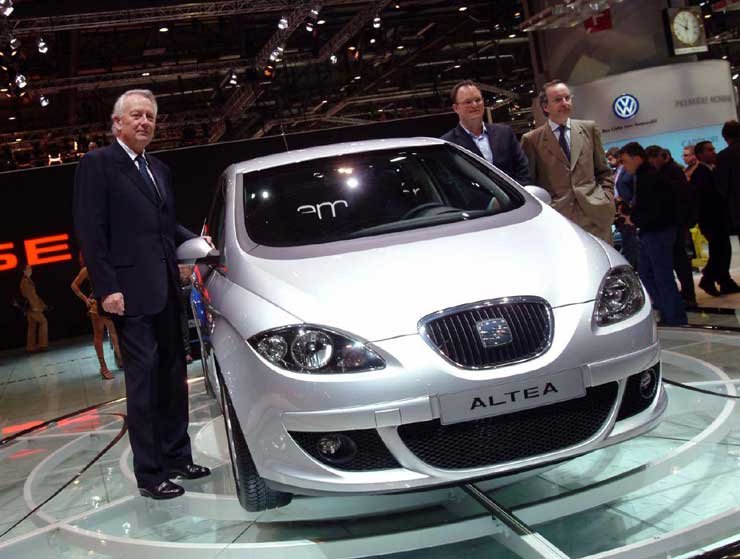 Joggal büszkék a felső vezetők: balról Andreas Schleef, a Seat elnöke, jobbra Steve Lewis a Seat, és Walter de'Silva, az Audi-márkacsoport formatervezési vezetője látható