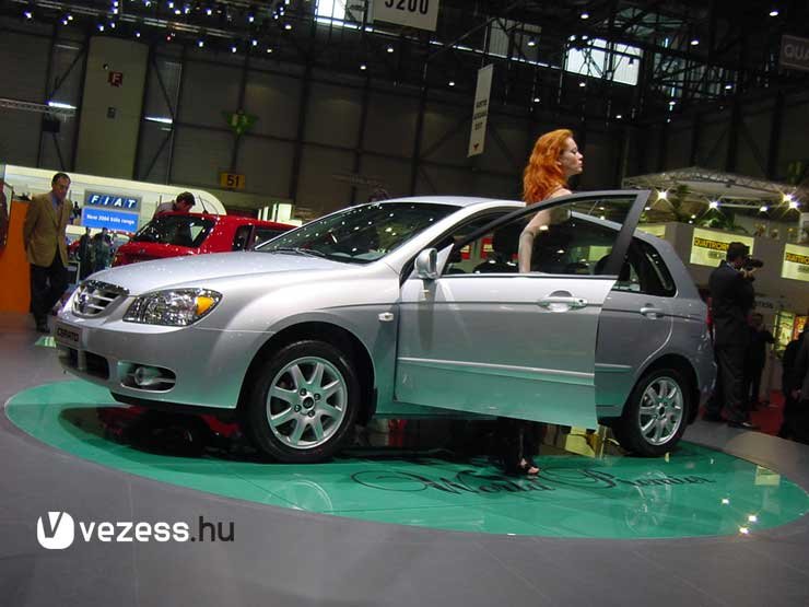 Április környéken érkeznek Magyarországra ay első Ceratok. Az egyetlen dízel 102 lóerős