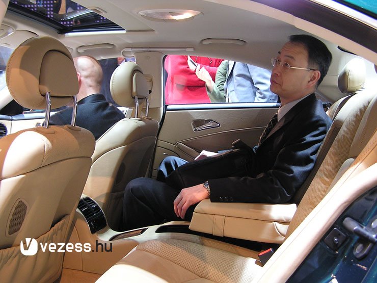 Hogy lehet egy négyajtós autó kupé? A Mercedes megmutatja