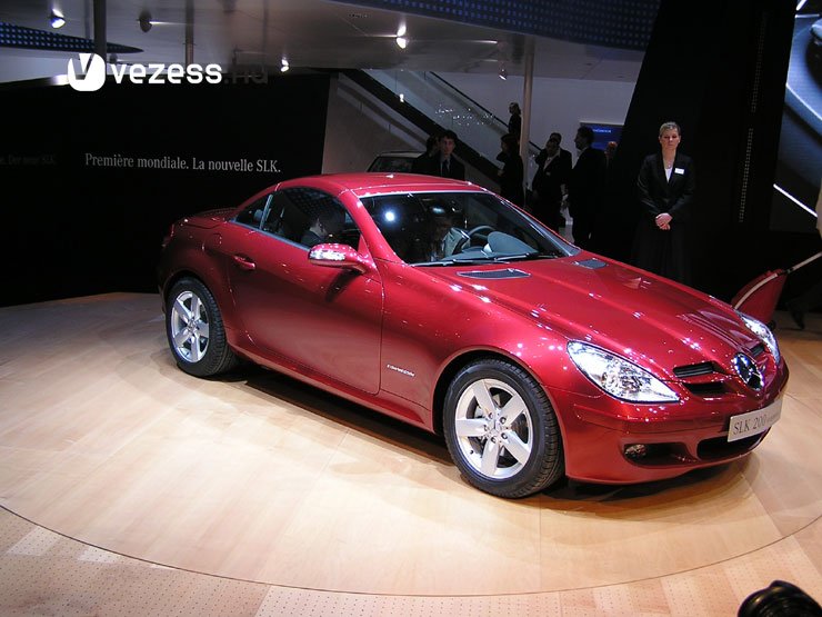 Eddig cicababa kabrióként tartották számon az SLK-t, mostantól viszont jóval sportosabb az autó