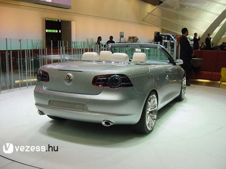 6568_63607_1000x700.jpg | Vezess | Vezess Az öt részre hajló tető már nem teherviselő elem, a karosszériát ezért a küszöböknél és további kereszttartókkal is megerősítette a Volkswagen