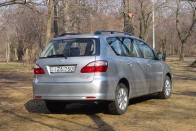 Teszt: Toyota Avensis Verso D-4D – Csak a külső változott 35