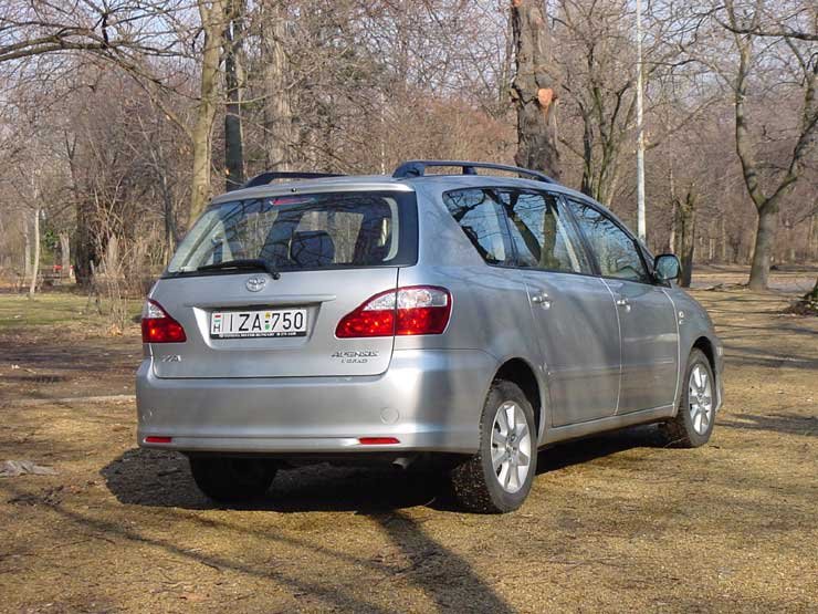 Teszt: Toyota Avensis Verso D-4D – Csak a külső változott 18