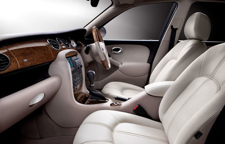 Tévé, DVD, navigációs rendszer és Harman/Kardon hifi jár a V8-as Roverhez