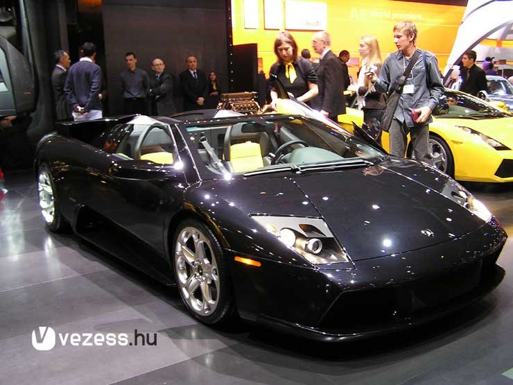 Előre 245/35-ös, hátra 335/30-as 18 colos gumihengerek kerülnek, ezek próbálják az útra vinni a motor 650 newtonméteres nyomatékát