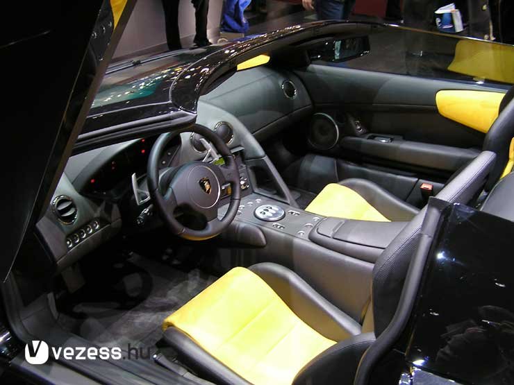 Az utastér kialakítása eltér a bal illetve a jobb oldalon. Bár mindkét helyen alcantarát használnak, a vezetőé a jobb szellőzés érdekében lyuggatott