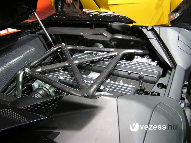 Azért, hogy az autó karosszériája tető nélkül is megfelelően merev maradjon, új merevítések kerültek az autóba. A motortérben lévő lehet acélból illetve szénszálas műanyagból