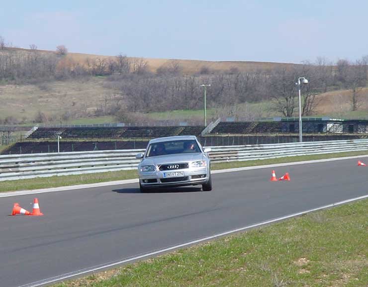 Szlalomozás közben is meglepően stabil maradt a 2 tonnás A8-as