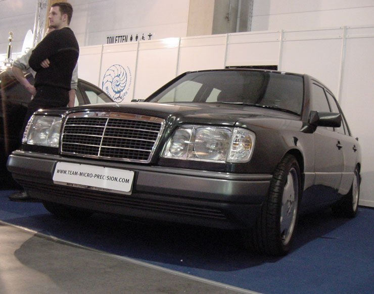 Optikai tuning, gigászi mélyládák és dübörgés nélkül is felhívta magár a figyelmet ez a W 124-es Mercedes