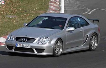 Utcai pályaautó a Mercedestől