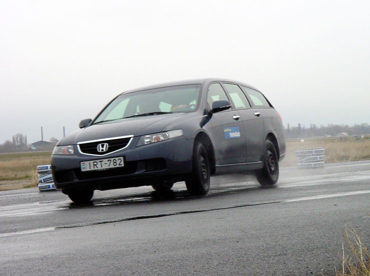 Locsolt felületen szlalomozásnál és fékezésnél, illetve a vízre való felúszást próbálva is nagyon jó benyomást tett ránk az abroncs