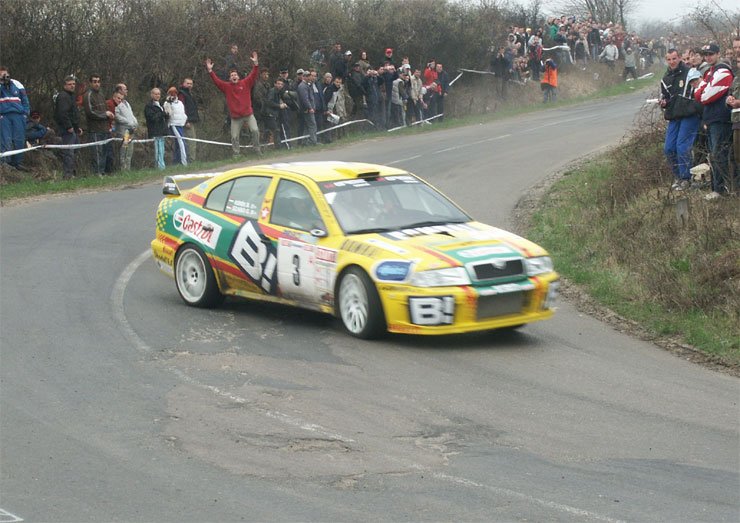 7399_70437_1000x700.jpg | Vezess | Vezess Szabó Gergő ezúttal is igen látványosan autózott, a Skoda műszaki hibája miatt nem tudott beleszólni az elsőségért folyó harcba