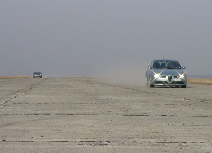 250 lóerőt kell kordában tartanunk az Alfa 147 GTA volánja mögött. Turán Frici ezzel azautóval, Kőváry Barna a Mazda RX-8-cval vett részt egy vetélkedőben