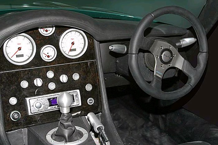 A 400 lóerős GM V8-as 9 másodperc alatt gyorsítja 160-ra az Omologato-nak (homologizált) is nevezett autót