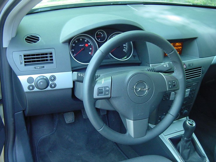 Teszt: Opel Astra 1.4 Enjoy – Öntudatos favorit 27
