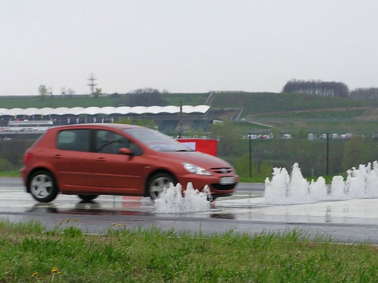 Jeges utat imitál a vizes csúszópálya, amin eszméletlen hosszúra nő a féktáv