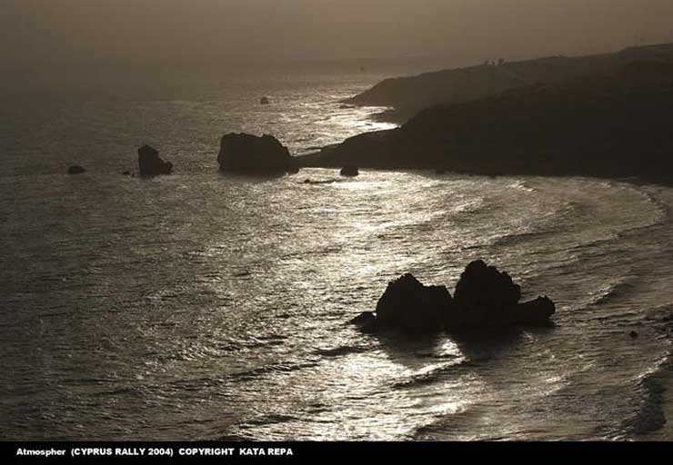 Rendkivüli meleg, durva, sziklás murva várta a versenyzőket Cipruson, ahova csak késve érkeztek meg a versenyautók